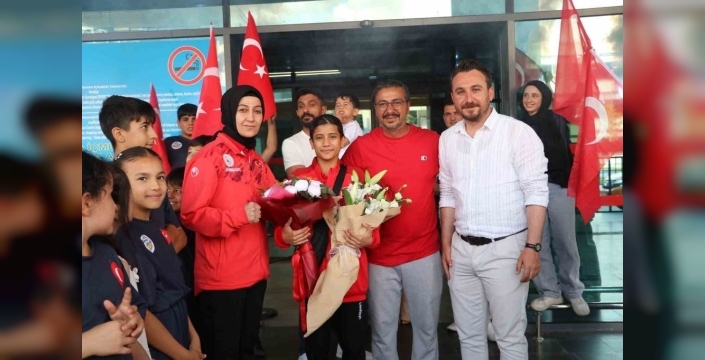 Muay Thai'de Altın Yumruk: Ayşegül Açık, Kayseri'de Şampiyon Kahraman Olarak Karşılandı!