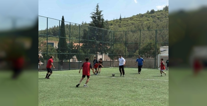 Muğla'da öğrenciler ve öğretmenler halı sahada buluştu