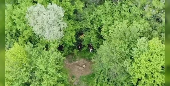 Muhtarın dronu kaçak kazı şüphelilerini havadan yakaladı, hızla kaçtılar