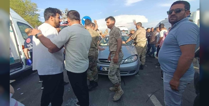 Muradiye'de can pazarı: Otomobil ve minibüs çarpıştı, 5 kişi yaralandı