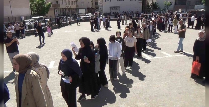 Muş'ta YKS heyecanı dorukta, veliler sırada bekleyen çocukları için endişeli