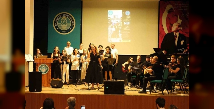 NEF Personel Korosu'ndan 'Her Telden' esintisi büyük alkış topladı