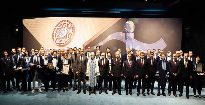 NEÜ’de gurur gecesi: Başarılı akademisyenler ödüllendirildi