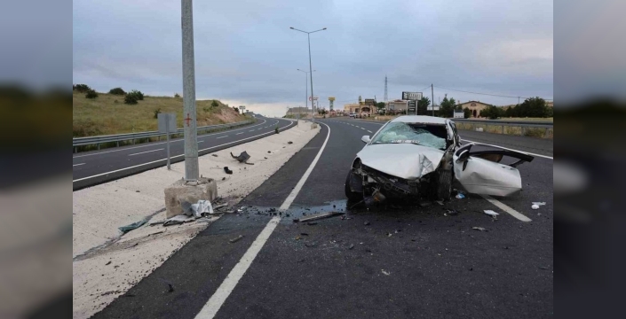 Nevşehir'de yürek burkan kaza: Direğe çarpan otomobilde can pazarı, 1 çocuk hayatını kaybetti