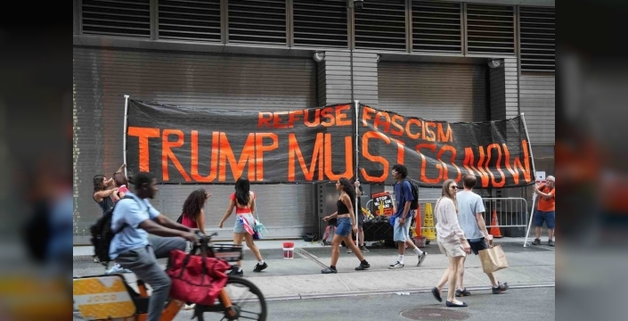 New York'ta Trump'ın doğum günü kutlamasında protesto konseri