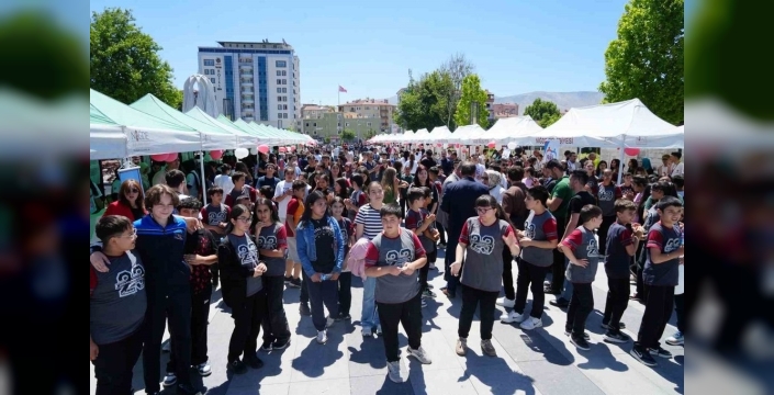 Niğde'de bilim fuarı: Öğrenciler projelerini sergiledi