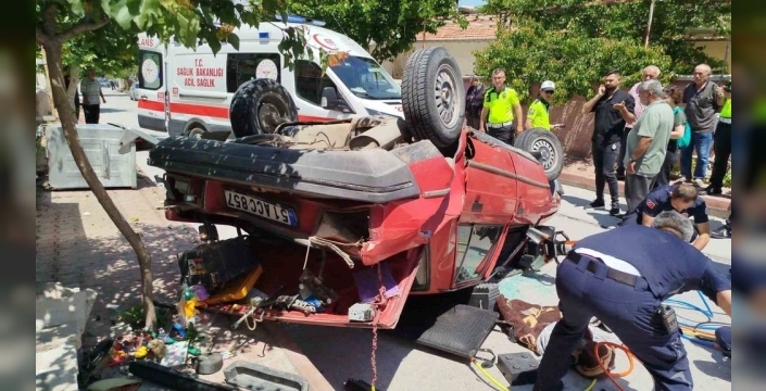 Niğde'de direksiyon hakimiyetini kaybeden sürücü ters dönen araçla yaralandı