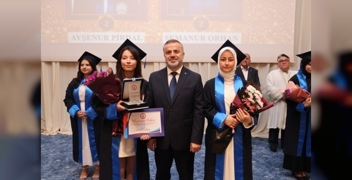Öğretmenlik hayali kuranlar BEUN'dan diplomalarını aldı: Duygusal mezuniyet