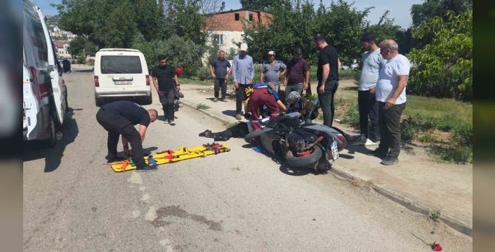 Orhangazi-İznik yolunda motosiklete çarpan araç yaralanmalara yol açtı