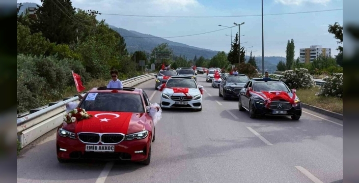 Osmaniye'de minik yürekler mezuniyet ve hatim sevincini konvoyla taçlandırdı