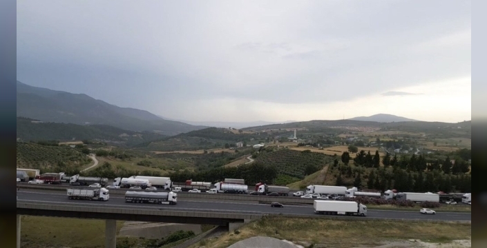 Osmaniye'de zincirleme kaza: 6 ağır tonajlı araç karıştı, 2 yaralı