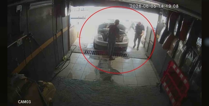 Oto yıkama çalışanının dikkati, aracı büyük bir yangından kurtardı
