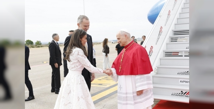 Papa 14. Leo, İspanya'da Kral Felipe ve Kraliçe Letizia tarafından coşkuyla karşılandı
