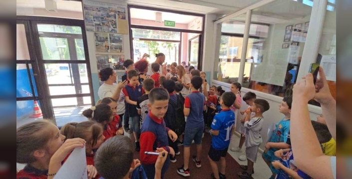 Prizrenli yıldız Muriqi'ye öğrencilerden coşkulu karşılama