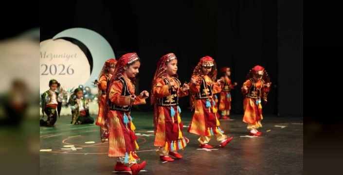 Pursaklar'da minik yürekler, mezuniyet coşkusuyla sahnedeydi