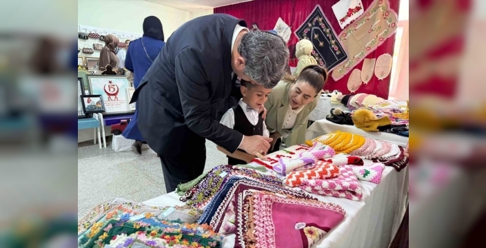Refahiye'de Halk Eğitim Kursiyerlerinin Eserleri Göz Kamaştırdı: Yılsonu Sergisi Büyük İlgi Gördü