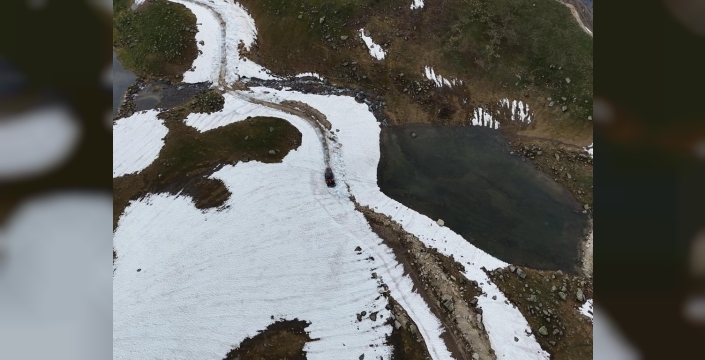 Rize'de haziran ayında bile yayla yolları karla mücadele ediyor