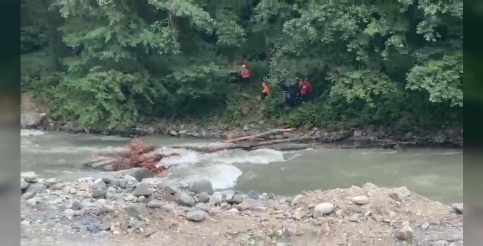 Rize'de kayıp şahıs bulundu, arama ekibinin botu devrildi: 1 ölü, 4 yaralı