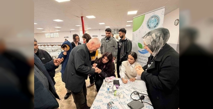 Sağlık öğrencileri Balya kırsalında vatandaşlara ilk yardım eli uzattı
