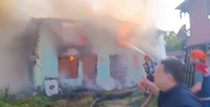Sakarya'da iki katlı ahşap evde yangın felaketi