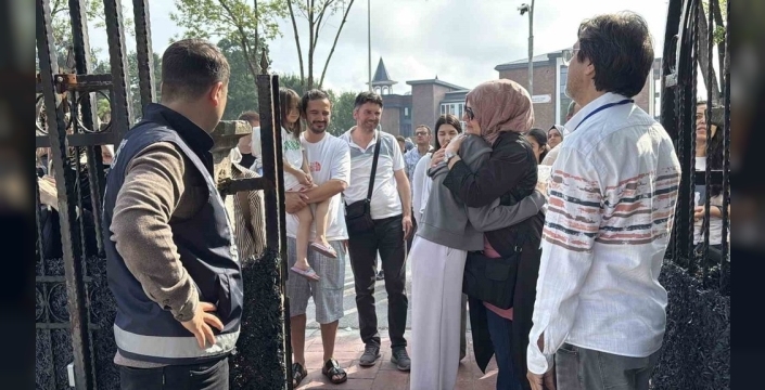 Sakarya'da LGS heyecanı: Öğrenciler sınavda, veliler dışarıda ter döküyor