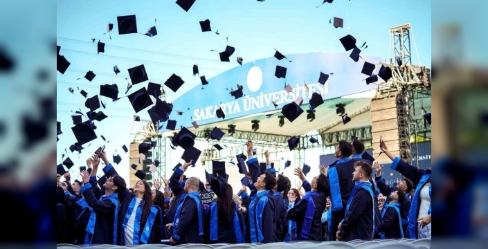 Sakarya Üniversitesi'nde mezuniyet coşkusu stadyumu sardı