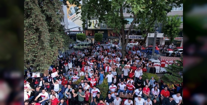 Sakaryalılar, milli takım heyecanını dev ekranda yaşadı