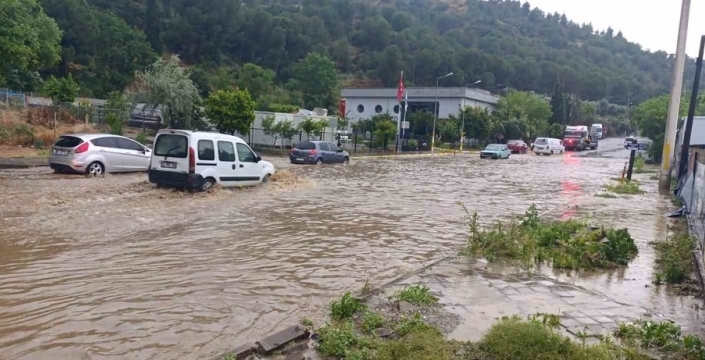 Salihli'de sağanak yağış felç etti, evler ve iş yerleri sular altında kaldı