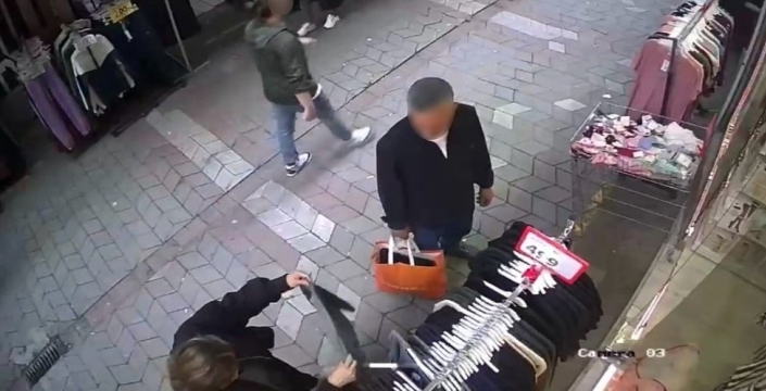Samsun'da giyim hırsızlığı yapan karı koca kamerada görüntülendi