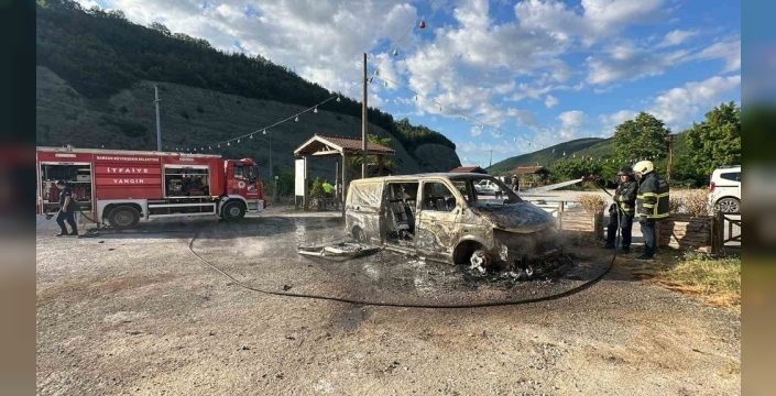 Samsun'da park halindeki minibüs alev alev yandı