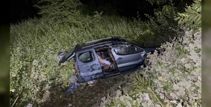 Samsun'da şarampole yuvarlanan araçta 2 yaralı