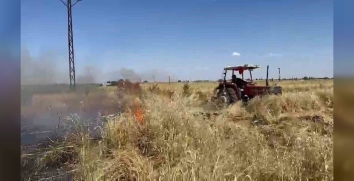 Şanlıurfa'da bir çiftçinin gözü önünde 60 dönümlük arpa tarlası kül oldu: Yangın tellere mi bağlıydı?