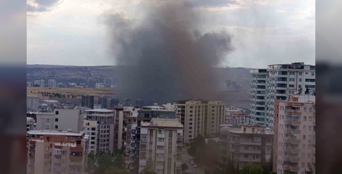 Şanlıurfa'da bir depoda başlayan alevler, gökyüzünü tuttu; apartman daireleri tehlike altındaydı