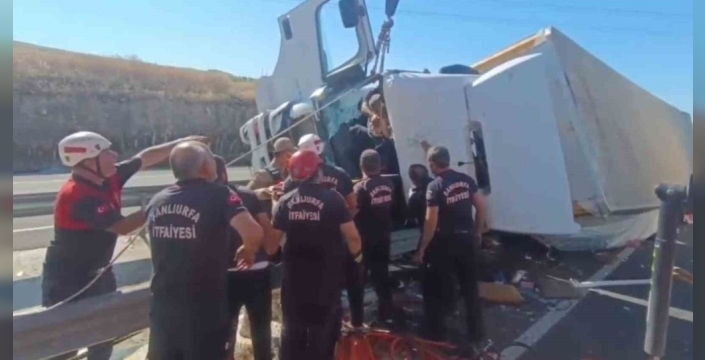 Şanlıurfa'da devrilen tırda sürücü mahsur kaldı, ekipler müdahale etti