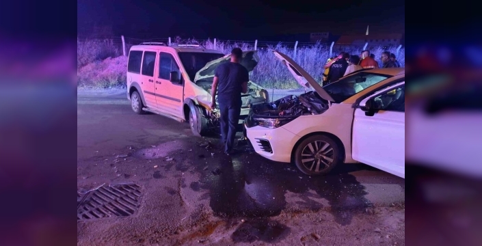 Saray'da yürekler ağza geldi: Kafa kafaya çarpışan araçlardaki 4 kişi yaralandı