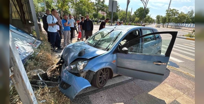 Şehir içinde kontrolden çıkan otomobil, önce kaldırıma sonra tabelaya çıktı: İki kişi yaralı