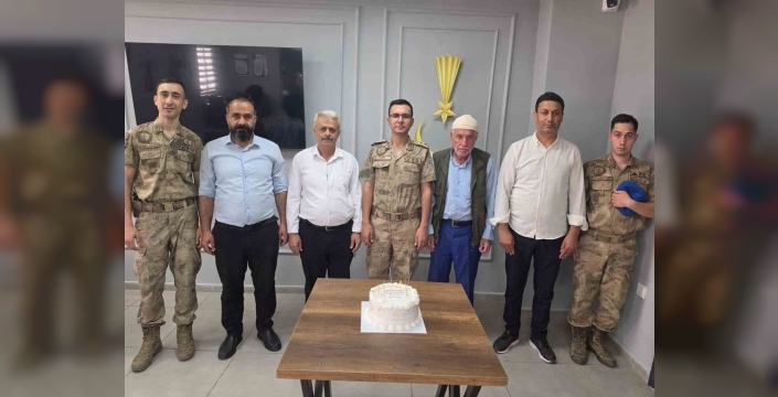 Şehit Babalarından Jandarmaya Duygusal Kutlama: Vatanın Bekası İçin Pasta Kestiler
