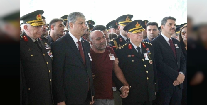 Şehit babası yürekleri dağladı, oğlunun tabutunu öperek veda etti