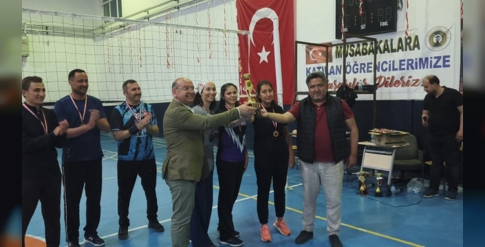 Şehit öğretmenin anısı voleybol sahasında yaşatıldı: Çepni Otağı şampiyon!