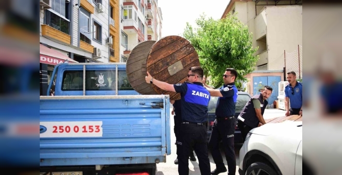 Şehzadeler zabıtası kaldırım işgaline geçit vermiyor