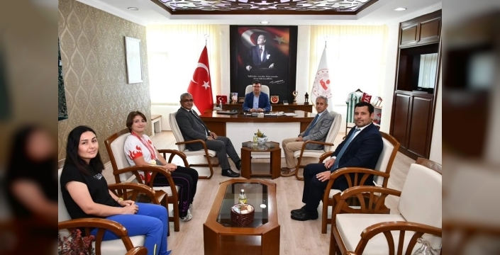 Serik'in bilek güreşi şampiyonu Ayşe Büyükkaçar, gurur kaynağı oldu