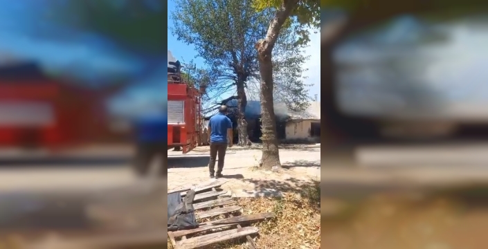 Serik'te gecekondu alevlere teslim oldu: Mucize eseri can kaybı yaşanmadı
