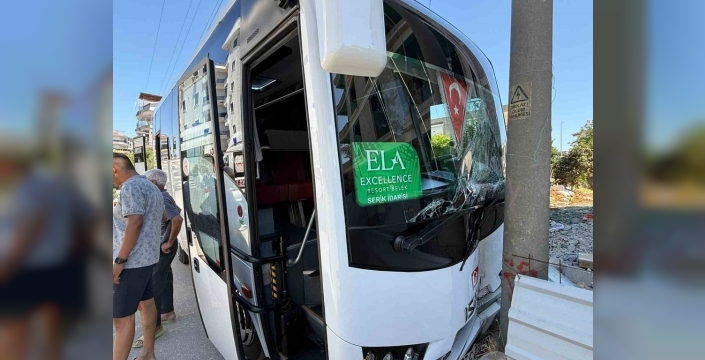 Servis şoförü direksiyon başında fenalaştı, midibüs direğe böyle çarptı!