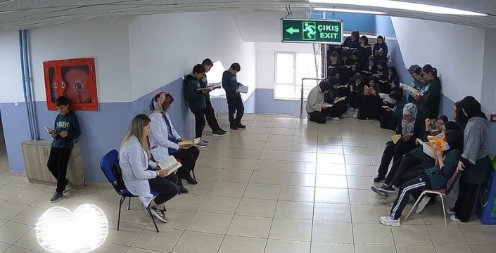Sessiz kitap okuma deneyi, öğretmenlerin ilhamıyla öğrencileri sardı