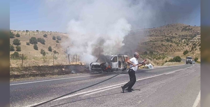 Siirt'te seyir halindeki otomobilde yangın paniği