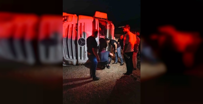 Siirt'te yürekler ağza geldi: Tır devrildi, 3 yaralı!