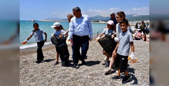 Silifke sahili, Dünya Çevre Günü'nde çöp yığınlarından kurtuldu: Kaymakamdan 'gelecek nesillere görev' mesajı