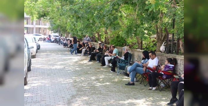 Sınav heyecanı: Veliler kamp sandalyeleriyle bekliyor