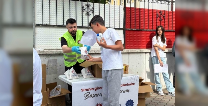 Sincan Belediyesi'nden LGS'ye hazırlanan öğrencilere simit ve meyve suyu ikramı
