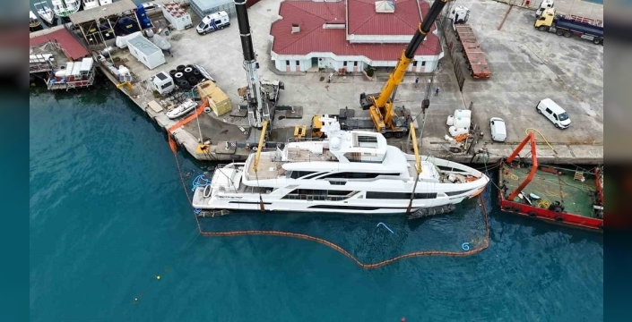 sinop limanında yan yatan lüks yat, büyük operasyonla kurtarıldı!